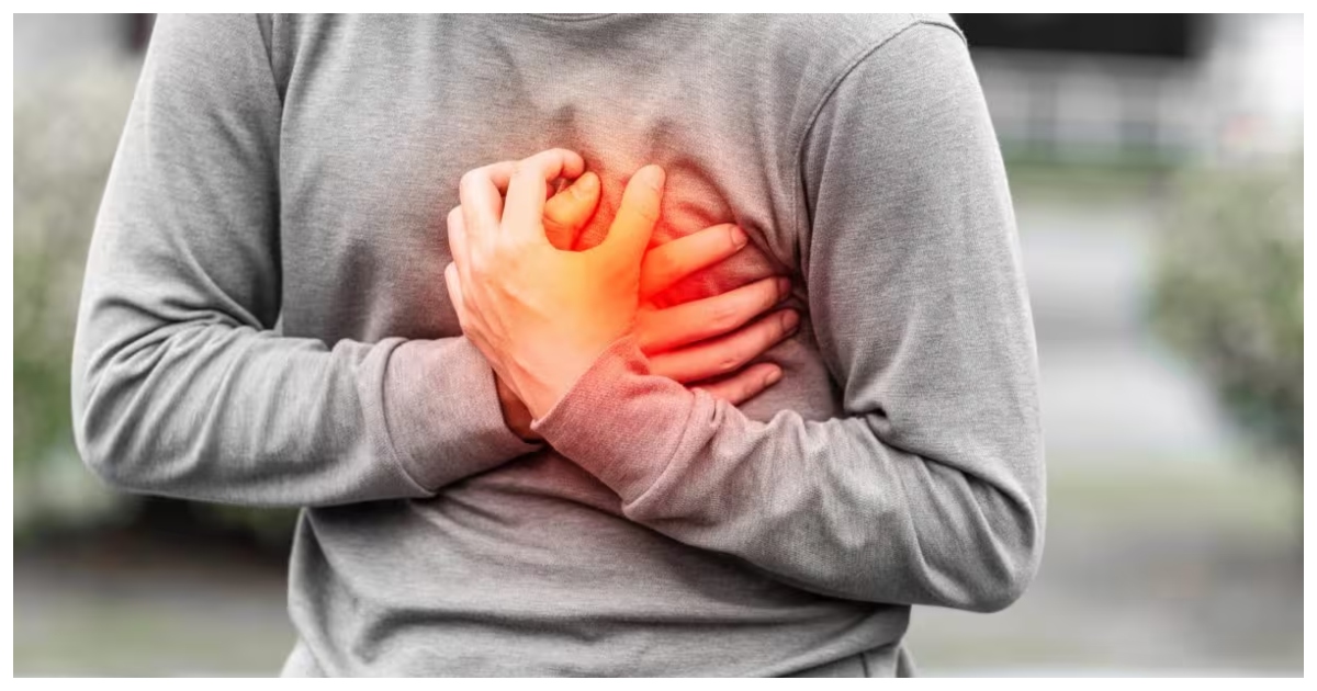 চিকিৎসকদের মতে, বেশিরভাগ মানুষের প্রথম হার্ট অ্যাটাক হঠাৎ করে হয় না। ছবি: নিউজ১৮